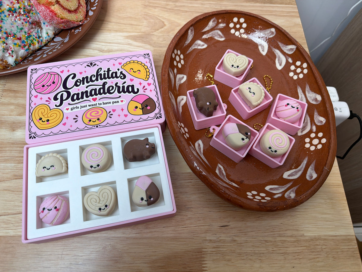 Pan dulce clicker bakery set with illustrated pink lid and six individual pink clicker boxes